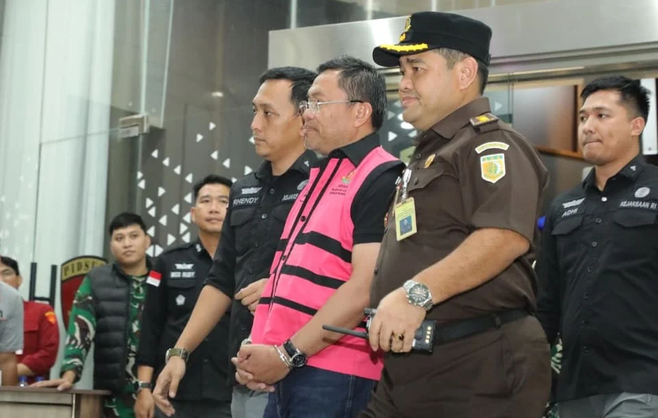 Mantan Wakil Kepala Badan Gizi Nasional Sony Sonjaya usai menjalani pemeriksaan di Kejaksaan Agung terkait kasus dugaan korupsi SPPG dan Program Makan Bergizi Gratis. (Posnews/Ist)
