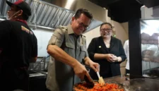 Menteri Perdagangan Budi Santoso meresmikan gerai Pak Gembus SPOT Plus di Tebet, Jakarta Selatan, sebagai bentuk dukungan terhadap pengembangan waralaba lokal yang berhasil menembus pasar internasional. (Posnews/Ist)