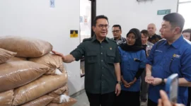 Menteri Perdagangan Budi Santoso melepas ekspor 20 ton gula kelapa PT IMC di Banyumas menuju Chicago, Amerika Serikat. (Posnews/Ist)