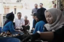 Menteri Perdagangan, Budi Santoso melihat berbagai produk olahan singkong di Kampung Singkong Salatiga, Jawa Tengah, yang berhasil menembus pasar ekspor ke Australia dan beberapa negara Asia. (Posnews/Ist)

