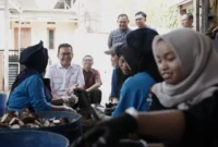 Menteri Perdagangan, Budi Santoso melihat berbagai produk olahan singkong di Kampung Singkong Salatiga, Jawa Tengah, yang berhasil menembus pasar ekspor ke Australia dan beberapa negara Asia. (Posnews/Ist)

