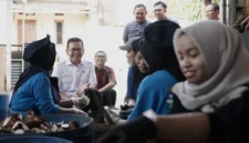 Menteri Perdagangan, Budi Santoso melihat berbagai produk olahan singkong di Kampung Singkong Salatiga, Jawa Tengah, yang berhasil menembus pasar ekspor ke Australia dan beberapa negara Asia. (Posnews/Ist)

