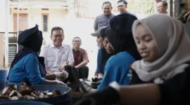 Menteri Perdagangan, Budi Santoso melihat berbagai produk olahan singkong di Kampung Singkong Salatiga, Jawa Tengah, yang berhasil menembus pasar ekspor ke Australia dan beberapa negara Asia. (Posnews/Ist)

