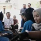 Menteri Perdagangan, Budi Santoso melihat berbagai produk olahan singkong di Kampung Singkong Salatiga, Jawa Tengah, yang berhasil menembus pasar ekspor ke Australia dan beberapa negara Asia. (Posnews/Ist)

