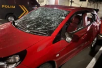 Mobil Honda Brio merah mengalami kerusakan parah setelah diamuk massa di kawasan Grand Galaxy Park, Bekasi Selatan, diduga terkait insiden tabrak lari. (Posnews/Ist)