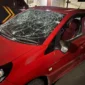 Mobil Honda Brio merah mengalami kerusakan parah setelah diamuk massa di kawasan Grand Galaxy Park, Bekasi Selatan, diduga terkait insiden tabrak lari. (Posnews/Ist)
