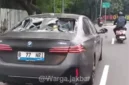 Mobil listrik BMW bernomor polisi B-77-NRI mengalami kerusakan setelah terlibat kecelakaan dengan pengendara motor di Jalan Meruya Selatan, Kebon Jeruk, Jakarta Barat. (Posnews/Instagram)