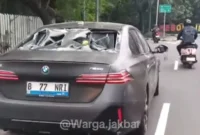 Mobil listrik BMW bernomor polisi B-77-NRI mengalami kerusakan setelah terlibat kecelakaan dengan pengendara motor di Jalan Meruya Selatan, Kebon Jeruk, Jakarta Barat. (Posnews/Instagram)