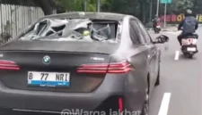 Mobil listrik BMW bernomor polisi B-77-NRI mengalami kerusakan setelah terlibat kecelakaan dengan pengendara motor di Jalan Meruya Selatan, Kebon Jeruk, Jakarta Barat. (Posnews/Instagram)