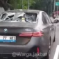 Mobil listrik BMW bernomor polisi B-77-NRI mengalami kerusakan setelah terlibat kecelakaan dengan pengendara motor di Jalan Meruya Selatan, Kebon Jeruk, Jakarta Barat. (Posnews/Instagram)