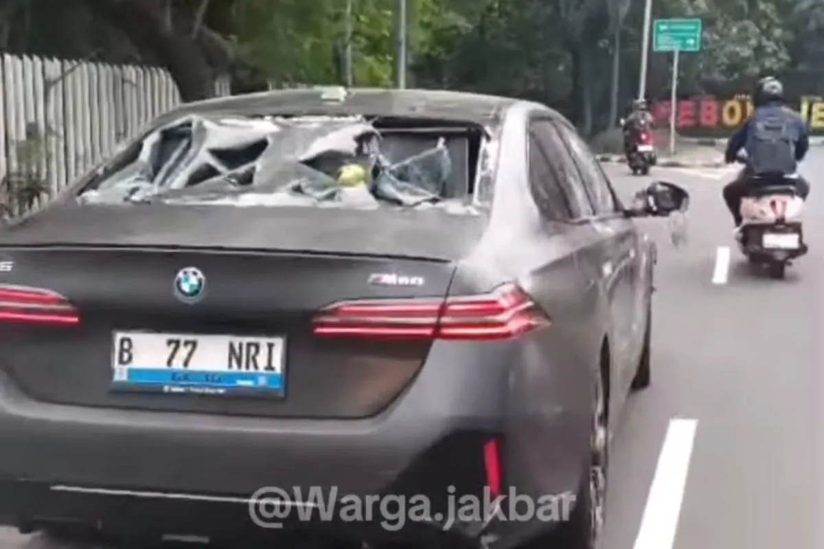 Mobil listrik BMW bernomor polisi B-77-NRI mengalami kerusakan setelah terlibat kecelakaan dengan pengendara motor di Jalan Meruya Selatan, Kebon Jeruk, Jakarta Barat. (Posnews/Instagram)