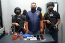 Polisi menunjukkan barang bukti sabu dan timbangan digital hasil penangkapan pasangan kekasih di Palmerah Jakarta Barat. (Posnews/Ist)