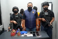Polisi menunjukkan barang bukti sabu dan timbangan digital hasil penangkapan pasangan kekasih di Palmerah Jakarta Barat. (Posnews/Ist)