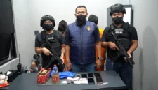 Polisi menunjukkan barang bukti sabu dan timbangan digital hasil penangkapan pasangan kekasih di Palmerah Jakarta Barat. (Posnews/Ist)
