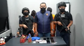 Polisi menunjukkan barang bukti sabu dan timbangan digital hasil penangkapan pasangan kekasih di Palmerah Jakarta Barat. (Posnews/Ist)