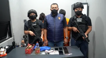 Polisi menunjukkan barang bukti sabu dan timbangan digital hasil penangkapan pasangan kekasih di Palmerah Jakarta Barat. (Posnews/Ist)