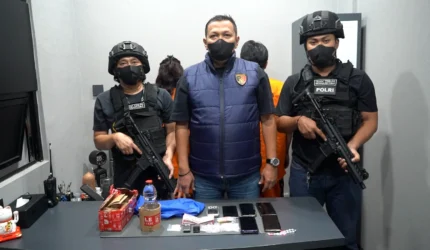 Polisi menunjukkan barang bukti sabu dan timbangan digital hasil penangkapan pasangan kekasih di Palmerah Jakarta Barat.