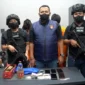 Polisi menunjukkan barang bukti sabu dan timbangan digital hasil penangkapan pasangan kekasih di Palmerah Jakarta Barat. (Posnews/Ist)