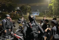 Petugas Brimob Polda Metro Jaya mengamankan remaja dan menyita celurit saat membubarkan aksi tawuran dalam patroli malam di Jakarta. (Posnews/Ist)
