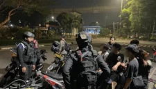 Petugas Brimob Polda Metro Jaya mengamankan remaja dan menyita celurit saat membubarkan aksi tawuran dalam patroli malam di Jakarta. (Posnews/Ist)