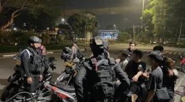 Petugas Brimob Polda Metro Jaya mengamankan remaja dan menyita celurit saat membubarkan aksi tawuran dalam patroli malam di Jakarta. (Posnews/Ist)
