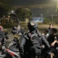 Petugas Brimob Polda Metro Jaya mengamankan remaja dan menyita celurit saat membubarkan aksi tawuran dalam patroli malam di Jakarta. (Posnews/Ist)
