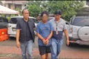 Petugas Polsek Kembangan menunjukkan pelaku pencurian handphone yang terekam CCTV saat beraksi di rumah warga Kembangan Utara, Jakarta Barat. (Posnews/Ist)
