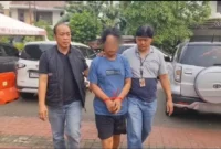 Petugas Polsek Kembangan menunjukkan pelaku pencurian handphone yang terekam CCTV saat beraksi di rumah warga Kembangan Utara, Jakarta Barat. (Posnews/Ist)

