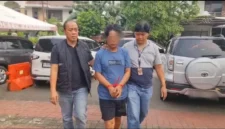 Petugas Polsek Kembangan menunjukkan pelaku pencurian handphone yang terekam CCTV saat beraksi di rumah warga Kembangan Utara, Jakarta Barat. (Posnews/Ist)