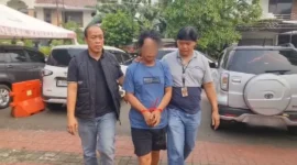 Petugas Polsek Kembangan menunjukkan pelaku pencurian handphone yang terekam CCTV saat beraksi di rumah warga Kembangan Utara, Jakarta Barat. (Posnews/Ist)
