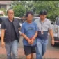 Petugas Polsek Kembangan menunjukkan pelaku pencurian handphone yang terekam CCTV saat beraksi di rumah warga Kembangan Utara, Jakarta Barat. (Posnews/Ist)
