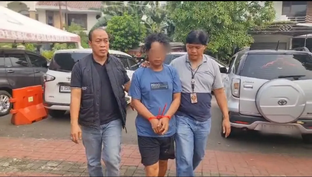 Petugas Polsek Kembangan menunjukkan pelaku pencurian handphone yang terekam CCTV saat beraksi di rumah warga Kembangan Utara, Jakarta Barat. (Posnews/Ist)
