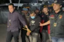 Tersangka Taufik Hidayat digiring anggota Polda Jawa Barat setelah ditangkap di Majalaya, Kabupaten Bandung. (Posnews/Ist)