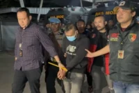 Tersangka Taufik Hidayat digiring anggota Polda Jawa Barat setelah ditangkap di Majalaya, Kabupaten Bandung. (Posnews/Ist)