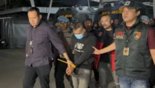 Tersangka Taufik Hidayat digiring anggota Polda Jawa Barat setelah ditangkap di Majalaya, Kabupaten Bandung. (Posnews/Ist)