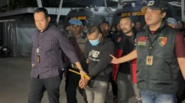 Tersangka Taufik Hidayat digiring anggota Polda Jawa Barat setelah ditangkap di Majalaya, Kabupaten Bandung. (Posnews/Ist)