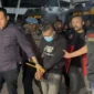 Tersangka Taufik Hidayat digiring anggota Polda Jawa Barat setelah ditangkap di Majalaya, Kabupaten Bandung. (Posnews/Ist)