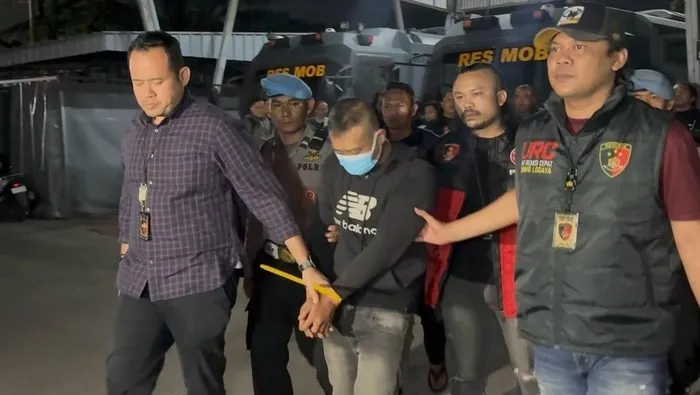 Tersangka Taufik Hidayat digiring anggota Polda Jawa Barat setelah ditangkap di Majalaya, Kabupaten Bandung. (Posnews/Ist)