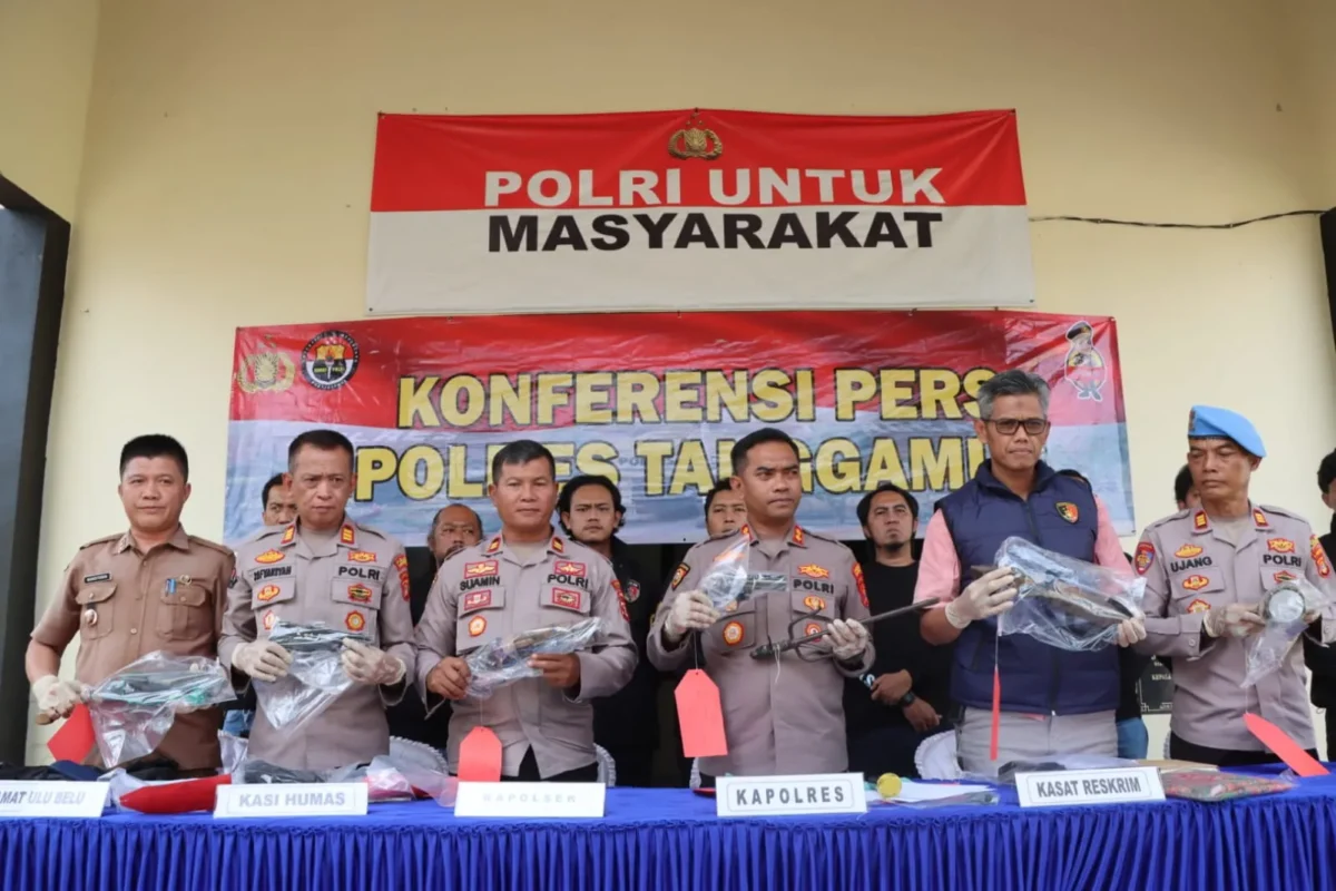 Kapolres Tanggamus AKBP Rahmad Sujatmiko menunjukkan barang bukti kasus pencurian dengan pemberatan di Kabupaten Tanggamus, Lampung. (Posnews/Ist)