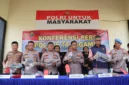 Kapolres Tanggamus AKBP Rahmad Sujatmiko menunjukkan barang bukti kasus pencurian dengan pemberatan di Kabupaten Tanggamus, Lampung. (Posnews/Ist)
