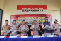 Kapolres Tanggamus AKBP Rahmad Sujatmiko menunjukkan barang bukti kasus pencurian dengan pemberatan di Kabupaten Tanggamus, Lampung. (Posnews/Ist)