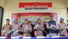 Kapolres Tanggamus AKBP Rahmad Sujatmiko menunjukkan barang bukti kasus pencurian dengan pemberatan di Kabupaten Tanggamus, Lampung. (Posnews/Ist)