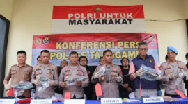 Kapolres Tanggamus AKBP Rahmad Sujatmiko menunjukkan barang bukti kasus pencurian dengan pemberatan di Kabupaten Tanggamus, Lampung. (Posnews/Ist)