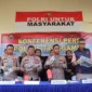 Kapolres Tanggamus AKBP Rahmad Sujatmiko menunjukkan barang bukti kasus pencurian dengan pemberatan di Kabupaten Tanggamus, Lampung. (Posnews/Ist)