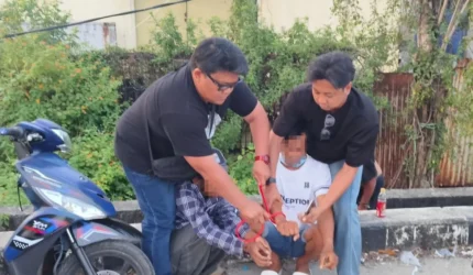 Petugas Polsek Metro Tamansari menunjukkan tersangka kasus penjambretan kalung emas yang ditangkap di kawasan Penjaringan, Jakarta Utara.