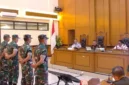 Empat prajurit BAIS TNI menjalani sidang putusan di Pengadilan Militer II-08 Jakarta terkait kasus penyiraman air keras terhadap aktivis KontraS Andrie Yunus, Rabu 10 Juni 2026. (Posnews/YuoTube)
