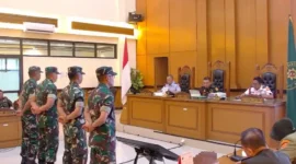 Empat prajurit BAIS TNI menjalani sidang putusan di Pengadilan Militer II-08 Jakarta terkait kasus penyiraman air keras terhadap aktivis KontraS Andrie Yunus, Rabu 10 Juni 2026. (Posnews/YuoTube)
