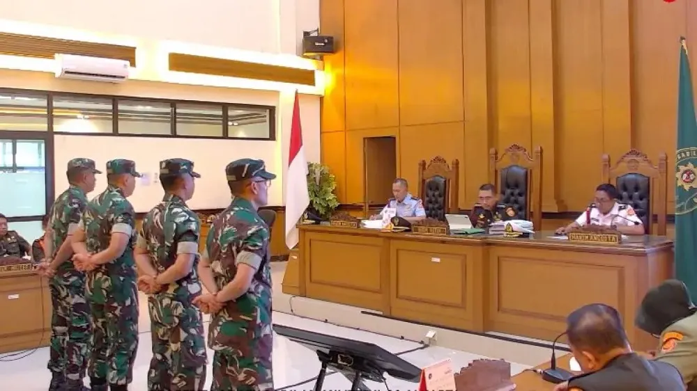 Empat prajurit BAIS TNI menjalani sidang putusan di Pengadilan Militer II-08 Jakarta terkait kasus penyiraman air keras terhadap aktivis KontraS Andrie Yunus, Rabu 10 Juni 2026. (Posnews/YuoTube)
