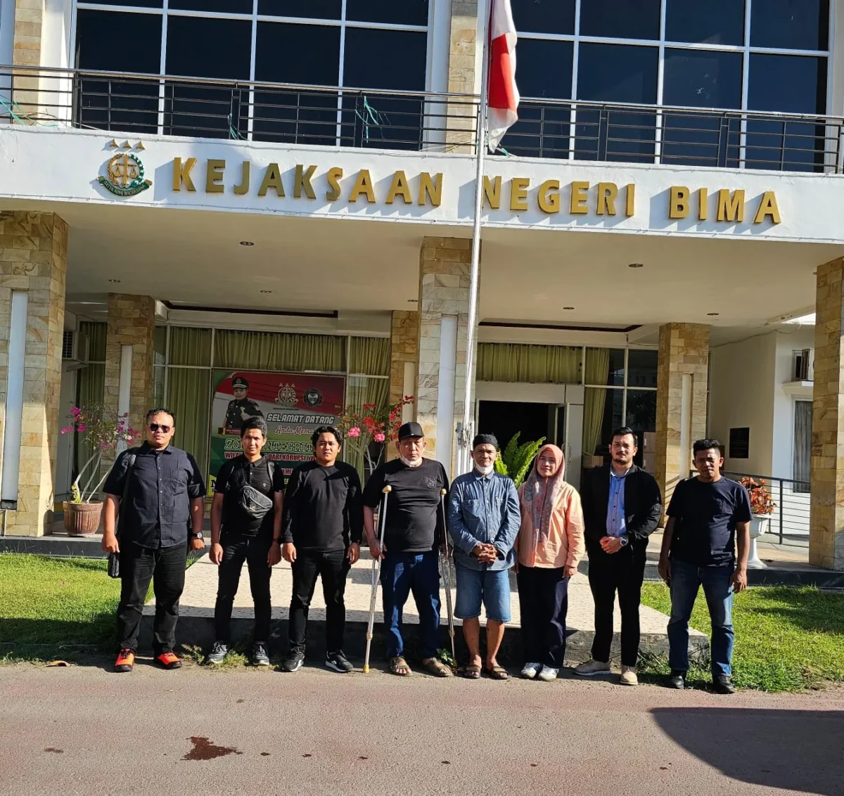 Penyidik Dittipidnarkoba Bareskrim Polri menyerahkan tersangka dan barang bukti kasus narkoba kepada Kejaksaan Negeri Bima. (Posnews/Ist)

