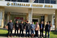 Penyidik Dittipidnarkoba Bareskrim Polri menyerahkan tersangka dan barang bukti kasus narkoba kepada Kejaksaan Negeri Bima. (Posnews/Ist)

